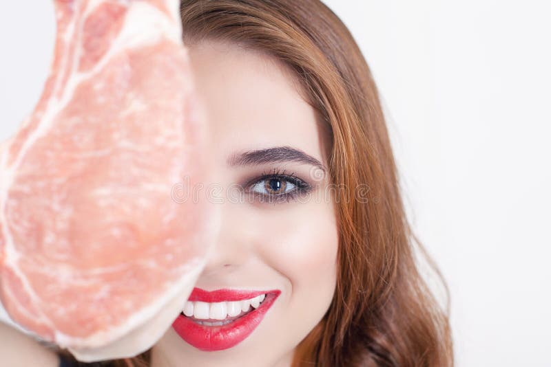 Carne imballata tenuta della donna al supermercato fotografia stock libera da diritti Carne imballata tenuta della donna al supermercato fotografia stock libera da diritti