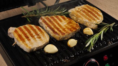 Carne Jugosa Cocida En Un Asador Eléctrico Romero De Pimienta Negra Carne a  La Parrilla Metrajes - Vídeo de carne, alimento: 275740160