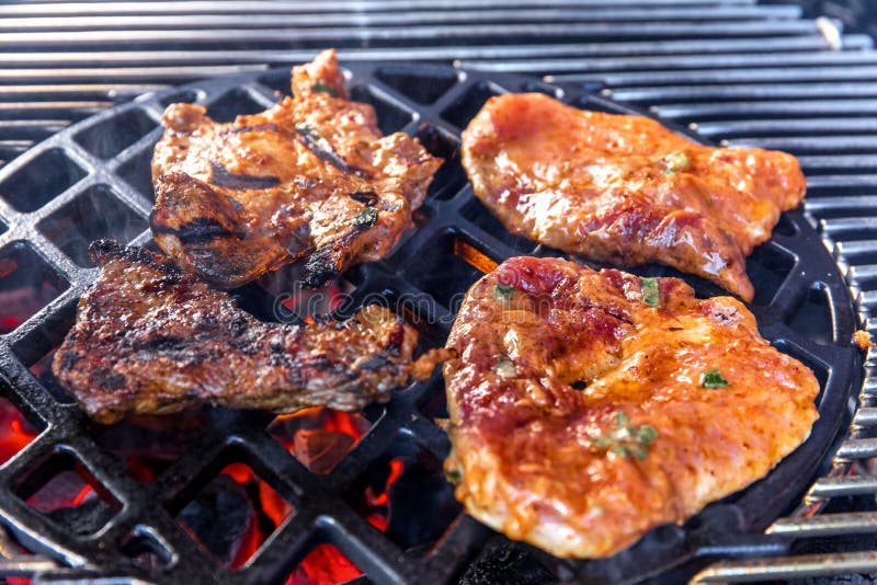 Grill steak en una estufa eléctrica. Cuello de cerdo frito sobre