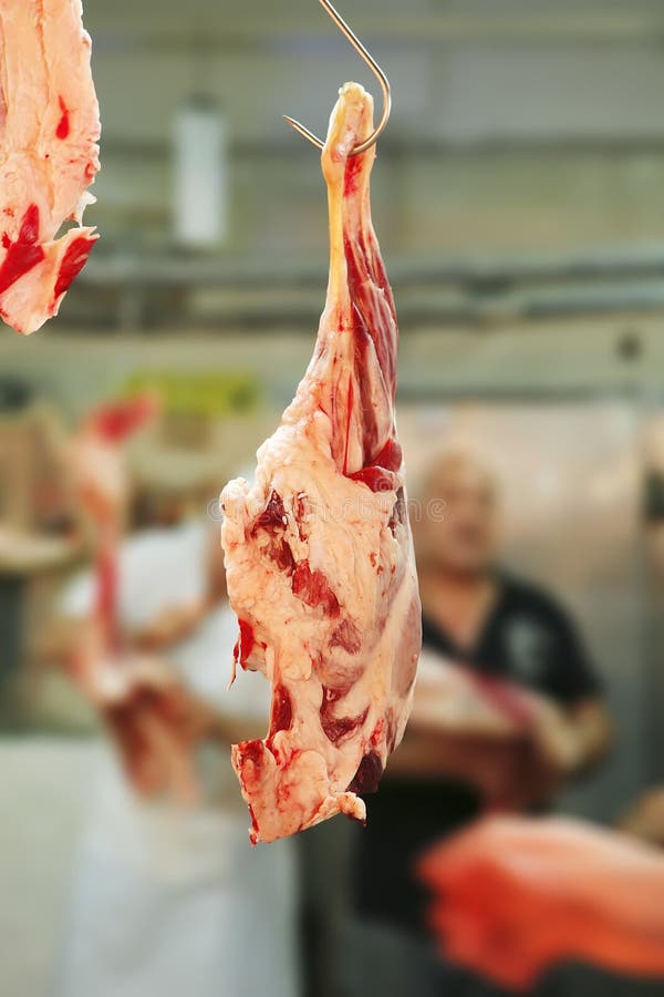 Carne no gancho no mercado livre fotografia de stock royalty free Carne no gancho no mercado livre fotografia de stock royalty free