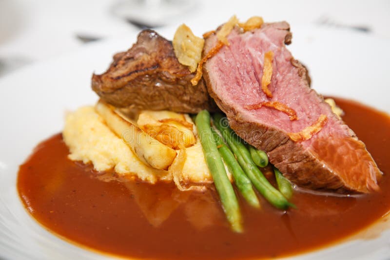 Carne rara com feijões verdes e batatas fotos de stock Carne rara com feijões verdes e batatas fotos de stock