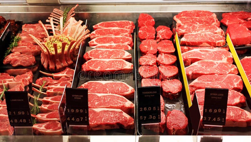 Carne rossa cruda fresca in supermercato