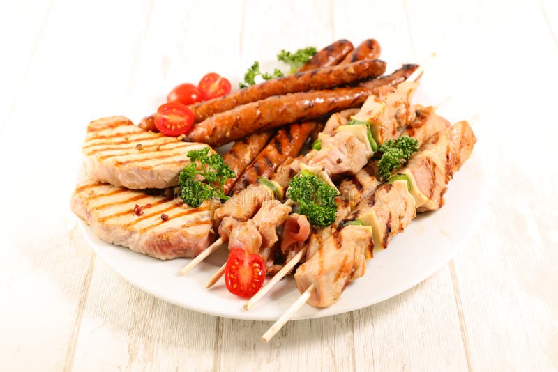 Carne, salchicha, pincho y chuleta de cerdo asados a la parrilla imágenes de archivo libres de regalías Carne, salchicha, pincho y chuleta de cerdo asados a la parrilla imágenes de archivo libres de regalías