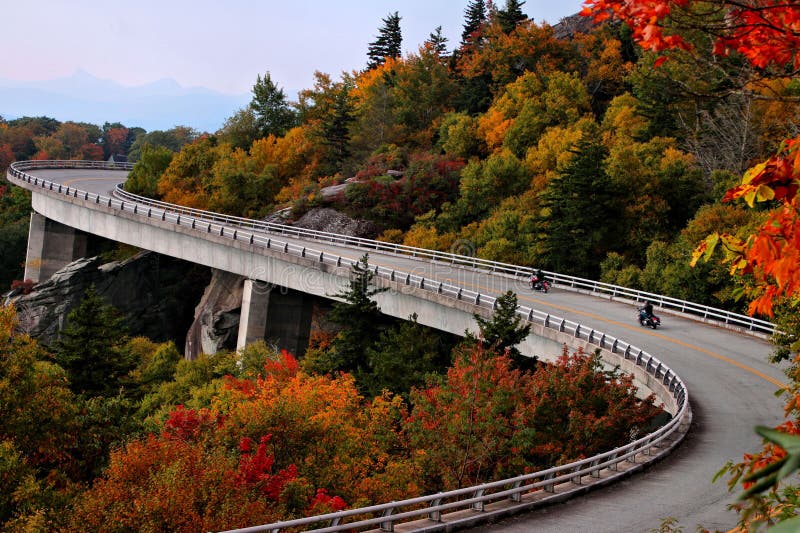 Carne sem gordura dentro para um passeio em Ridge Parkway Viaduct azul imagem de stock Carne sem gordura dentro para um passeio em Ridge Parkway Viaduct azul imagem de stock