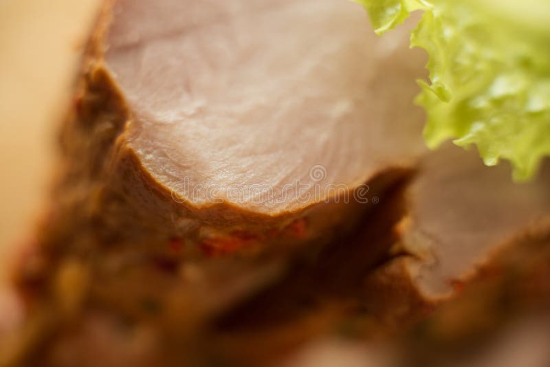 Carne suina affumicata, tacchino con una foglia di insalata verde, macro colpo, dettagli vicini, struttura della carne fotografie stock Carne suina affumicata, tacchino con una foglia di insalata verde, macro colpo, dettagli vicini, struttura della carne fotografie stock