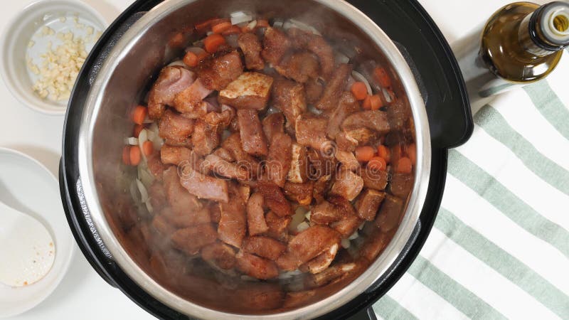 Carne tagliata. cottura di riso con carne e verdure in una pentola a pressione