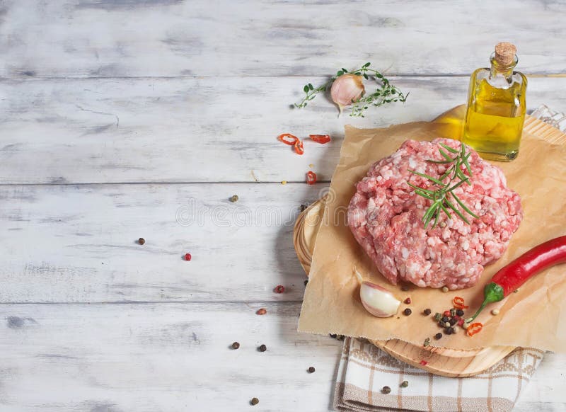 Carne tritata cruda con pepe, aglio, olio d'oliva e sale fotografia stock Carne tritata cruda con pepe, aglio, olio d'oliva e sale fotografia stock