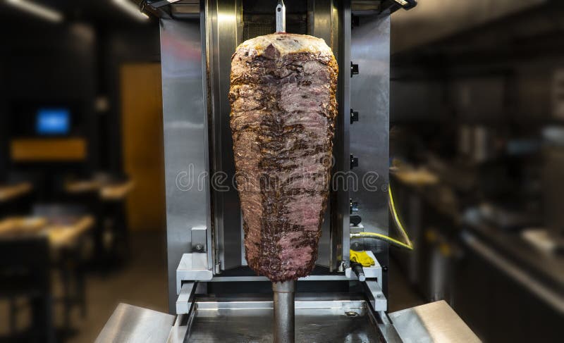 Carne turca tradicional do no espeto de Doner da faca de Doner shawarma ou giroscópios fotos de stock Carne turca tradicional do no espeto de Doner da faca de Doner shawarma ou giroscópios fotos de stock