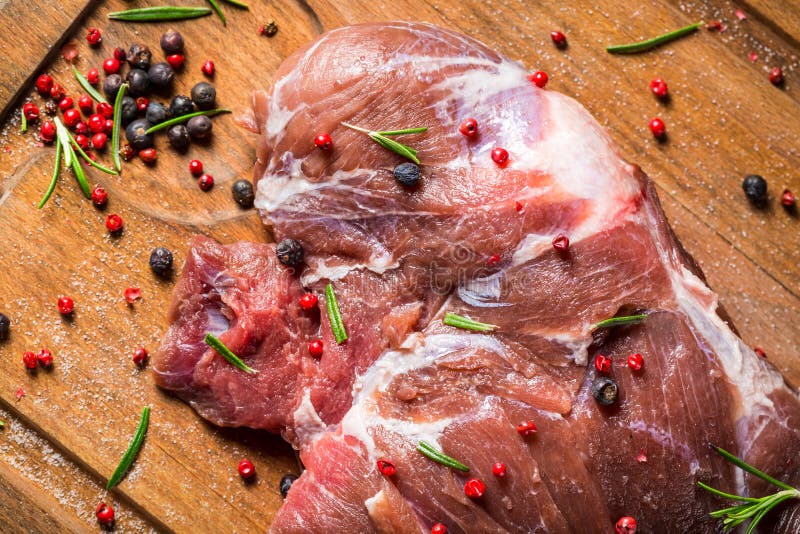 Carne vermelha fresca do veado com alecrins e pimenta fotos de stock Carne vermelha fresca do veado com alecrins e pimenta fotos de stock