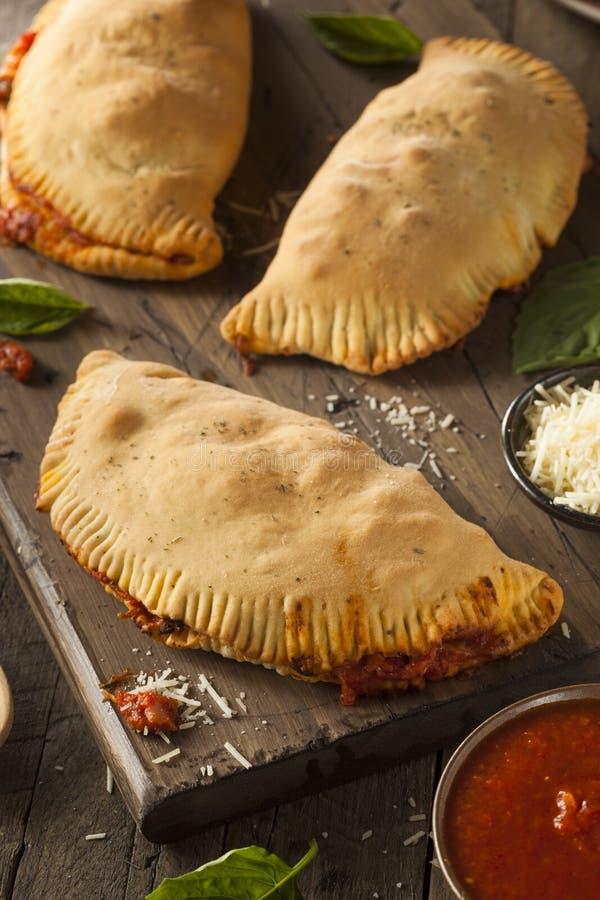 Carne y queso italianos hechos en casa Calzones fotografía de archivo Carne y queso italianos hechos en casa Calzones fotografía de archivo
