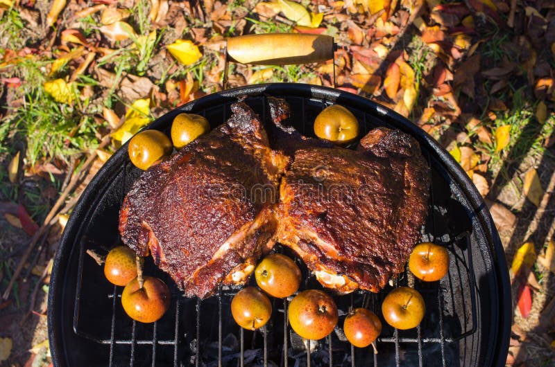 Carne și mere mici pe Bbq stock image