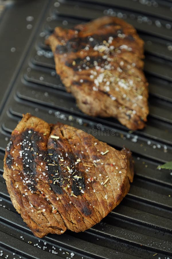 Carnes asadas a la parrilla frescas sabrosas con las especias y la sal fotos de archivo libres de regalías Carnes asadas a la parrilla frescas sabrosas con las especias y la sal fotos de archivo libres de regalías