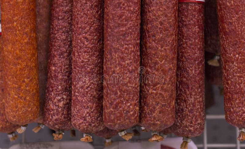 Carnes: salchicha cocinada y ahumada El cortar y un pan de la salchicha ahumada imagenes de archivo Carnes: salchicha cocinada y ahumada El cortar y un pan de la salchicha ahumada imagenes de archivo