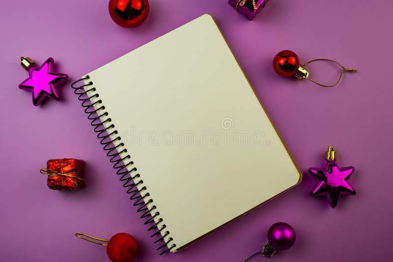 Carnet avec une page vide et décorations de Noël sur un pourpre photographie stock libre de droits Carnet avec une page vide et décorations de Noël sur un pourpre photographie stock libre de droits
