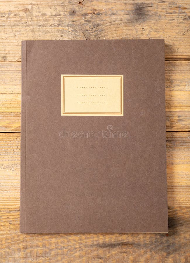 Carnet d'école de Brown ou journal intime, old-fashioned, sur le bureau en bois, label de blanc, l'espace pour le texte, vue supé photographie stock Carnet d'école de Brown ou journal intime, old-fashioned, sur le bureau en bois, label de blanc, l'espace pour le texte, vue supé photographie stock