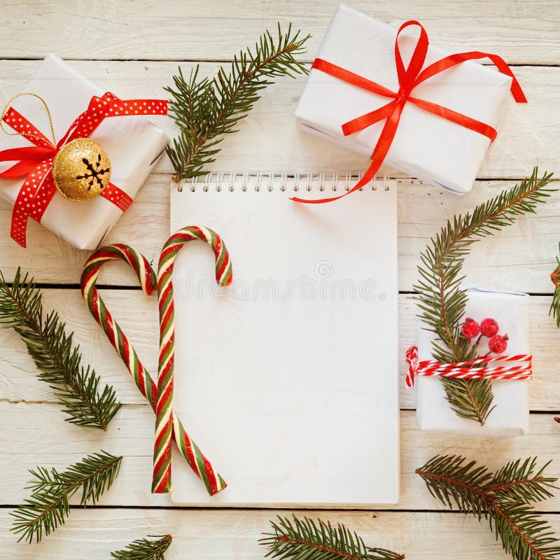 Carnet de décor de vacances pour le message avec le cadeau, la boîte actuelle et la canne de sucrerie Fond de Noël Vue supérieure photographie stock libre de droits Carnet de décor de vacances pour le message avec le cadeau, la boîte actuelle et la canne de sucrerie Fond de Noël Vue supérieure photographie stock libre de droits