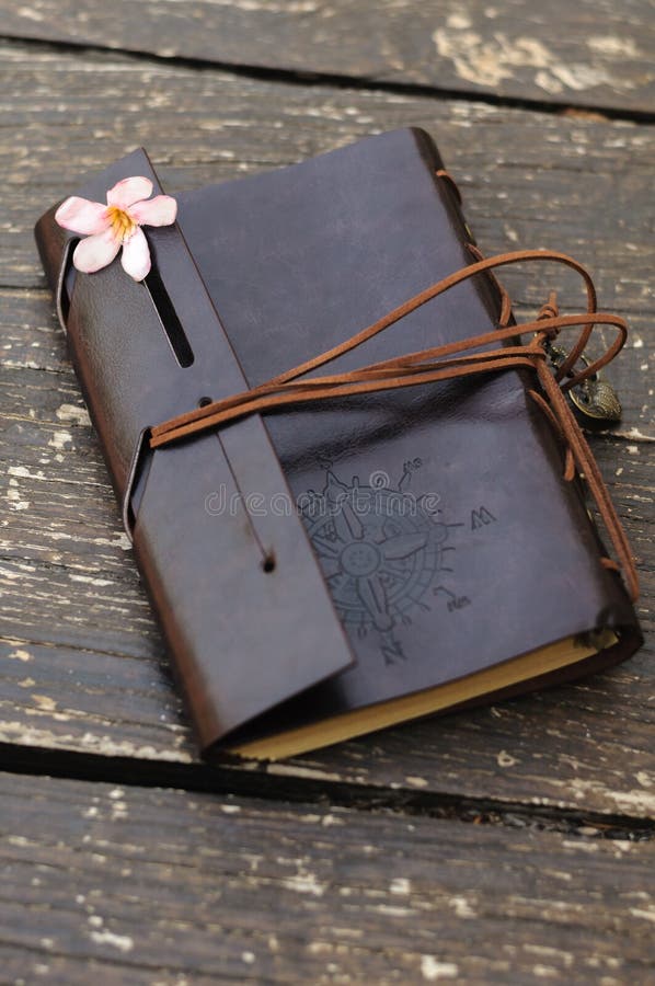 Carnet en cuir avec la fleur rose photographie stock Carnet en cuir avec la fleur rose photographie stock