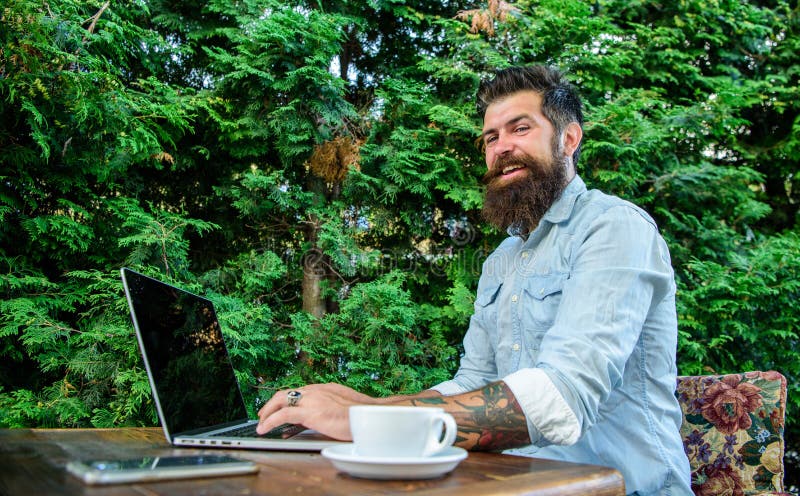 Carnet en ligne de blog de travail d'indépendant de hippie Le Blogger créent le courrier tandis qu'appréciez le café L'homme d'af photos libres de droits Carnet en ligne de blog de travail d'indépendant de hippie Le Blogger créent le courrier tandis qu'appréciez le café L'homme d'af photos libres de droits