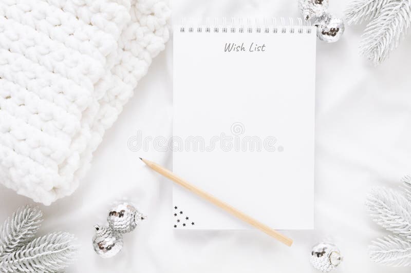 Carnet et décorations de Noël avec la liste de souhaits ou des objectifs sur le fond blanc. Carnet et décorations de Noël avec la liste de souhaits ou des objectifs et des rêves sur le fond blanc Configuration plane, vue de dessus, l'espace de copie