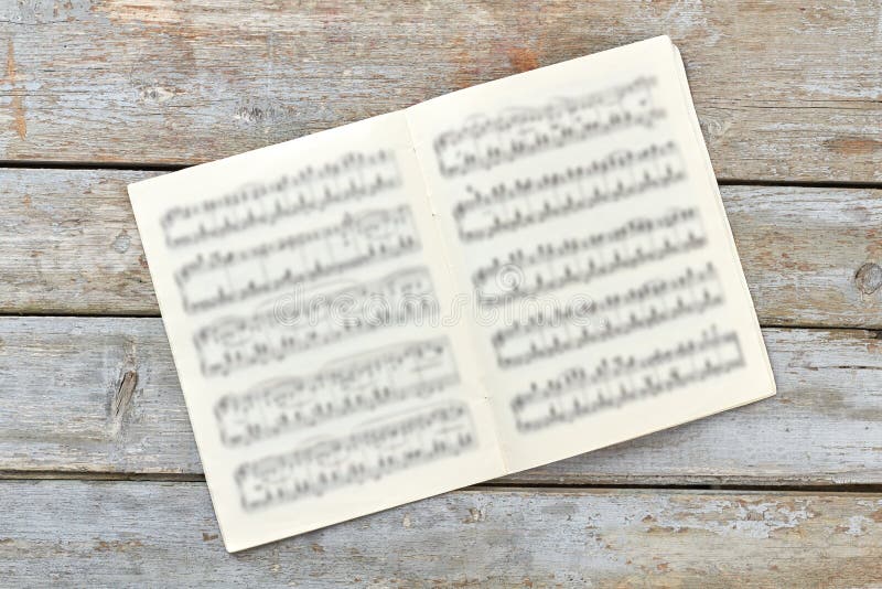 Carnet musical sur le fond rustique photographie stock libre de droits Carnet musical sur le fond rustique photographie stock libre de droits