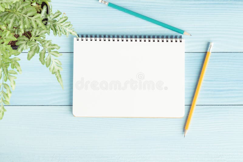 Carnet vide avec et crayon sur le fond bleu, photo plate de configuration de carnet pour votre message image stock Carnet vide avec et crayon sur le fond bleu, photo plate de configuration de carnet pour votre message image stock
