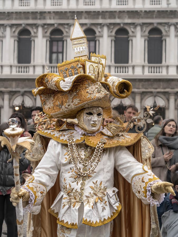 Carnevale Veneziano. Un Uomo in Costume Da Carnevale Di Un Re Con Un Bastone  E Un Grande Cappello D'arte Con Delle Case Veneziane Fotografia Stock  Editoriale - Immagine di enorme, italia: 268208068