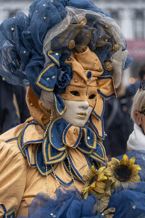 Carnevale Veneziano. Una Donna in Costume Da Carnevale Giallo E