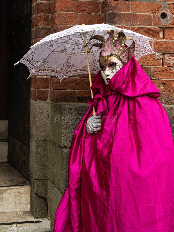 Carnevale Veneziano. Una Donna in Costume Da Carnevale, Maschera E Parasolo  in Mano Al Carnevale Di Venezia Immagine Stock Editoriale - Immagine di  città, vestiti: 268450739