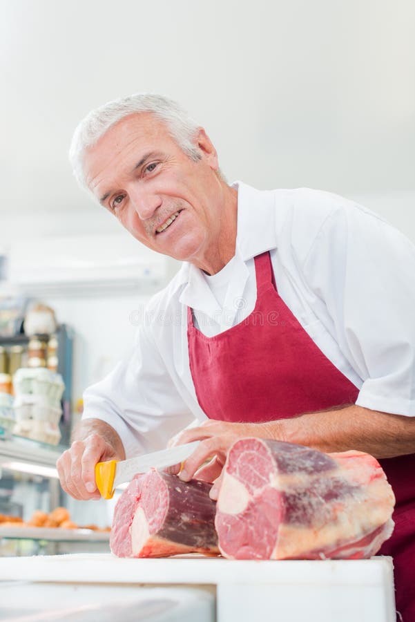 Carnicero que corta un poco de carne imágenes de archivo libres de regalías Carnicero que corta un poco de carne imágenes de archivo libres de regalías