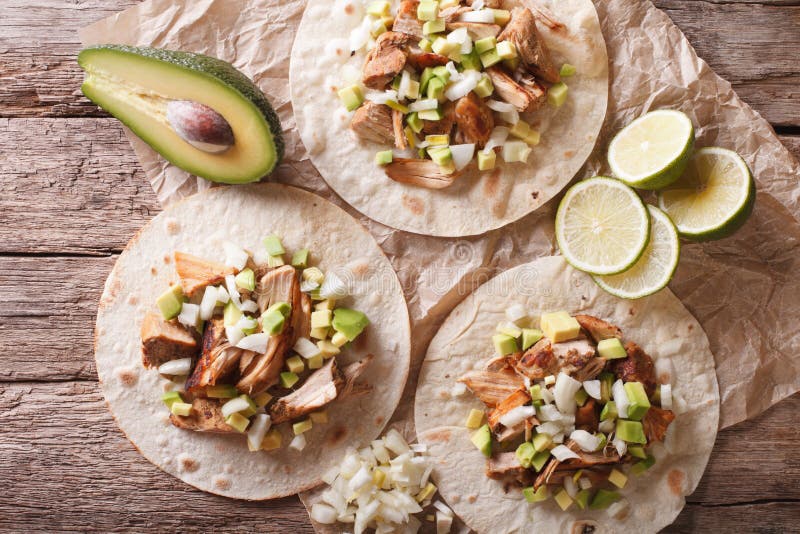 Carnitas-Schweinefleisch Mit Zwiebel Und Avocado Auf ...