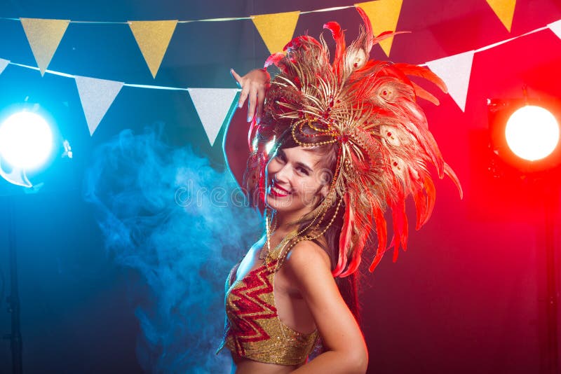 Carnival, belly dance and holiday concept - Beautiful female samba dancer wearing gold costume and smiling royalty free stock image Carnival, belly dance and holiday concept - Beautiful female samba dancer wearing gold costume and smiling royalty free stock image