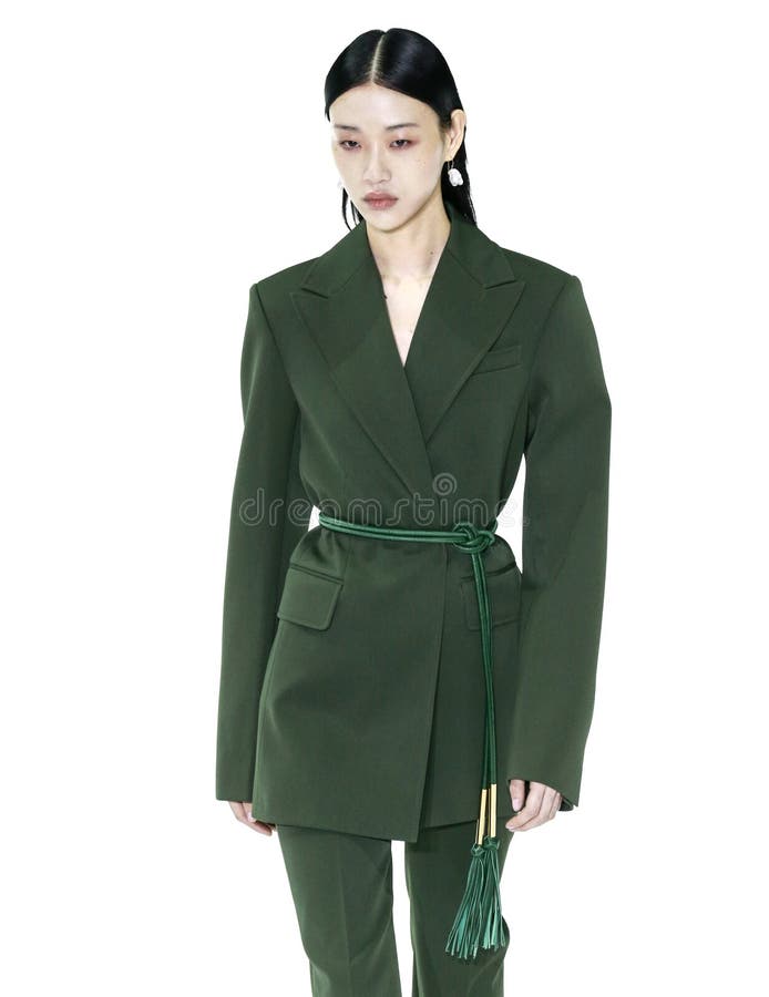 Queen Sora walking in the Versace FW23 show✨🏙️ #sorachoi #koreanmodel