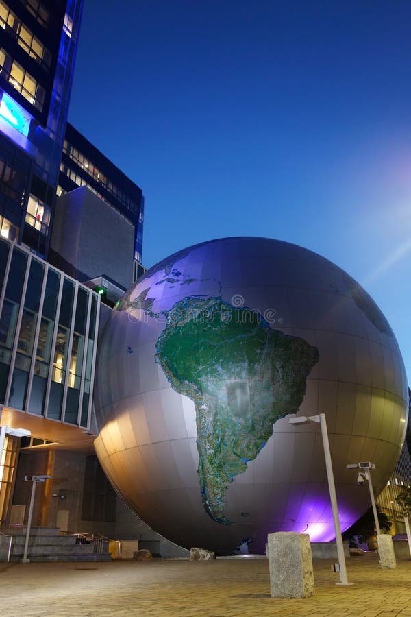 Carolina Museum del norte de ciencias naturales, con su globo de gran tamaño en Raleigh céntrico fotos de archivo libres de regalías Carolina Museum del norte de ciencias naturales, con su globo de gran tamaño en Raleigh céntrico fotos de archivo libres de regalías