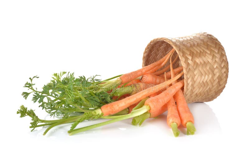 Carota di bambino con il canestro di bambù e del foglia su bianco immagini stock Carota di bambino con il canestro di bambù e del foglia su bianco immagini stock
