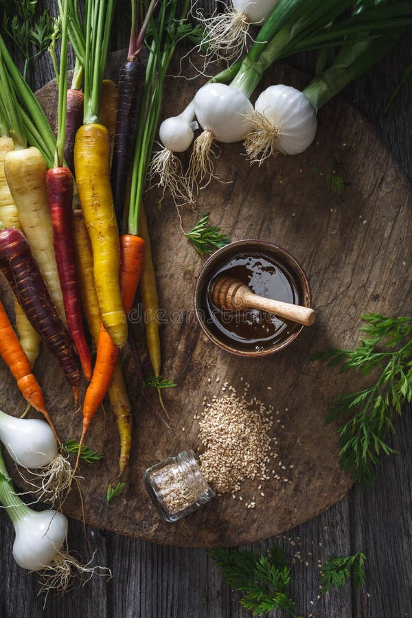 Carottes d'arc-en-ciel, oignons de ressort et Honey Marinade pour la cuisson image stock Carottes d'arc-en-ciel, oignons de ressort et Honey Marinade pour la cuisson image stock