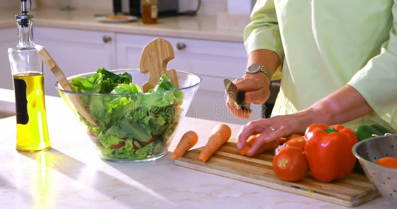 Carottes supérieures de coupe de femme sur le hachoir