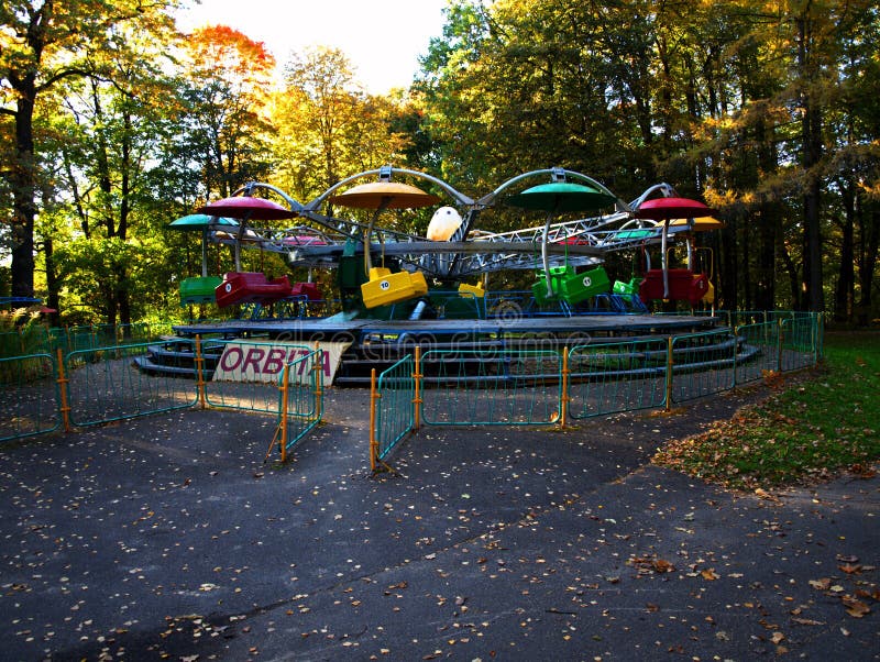 Carousel w dębowym parku w jesieni obrazy royalty free Carousel w dębowym parku w jesieni obrazy royalty free