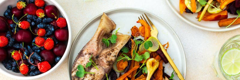 Carpa d'argento cotta con verdure torrefatte carote zucchini e aglio servito con frutta stagionale fresca immagine stock libera da diritti