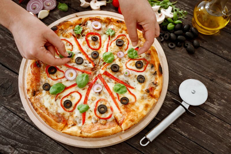 carpaccio κουζίνας άριστη πολυτέλεια τρόπου ζωής τροφίμων ιταλική γυναίκα που μαγειρεύει και που διακοσμεί την εύγευστη πίτσα στοκ εικόνα με δικαίωμα ελεύθερης χρήσης carpaccio κουζίνας άριστη πολυτέλεια τρόπου ζωής τροφίμων ιταλική γυναίκα που μαγειρεύει και που διακοσμεί την εύγευστη πίτσα στοκ εικόνα με δικαίωμα ελεύθερης χρήσης