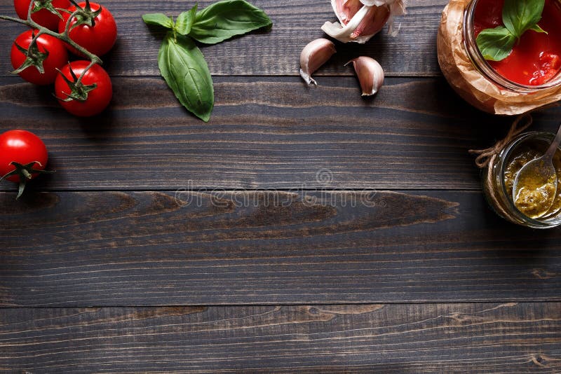 Carpaccio κουζίνας άριστη πολυτέλεια τρόπου ζωής τροφίμων ιταλική Σάλτσα ντοματών, βασιλικού, σκόρδου και ντοματών στη σκοτεινή ξ στοκ εικόνες