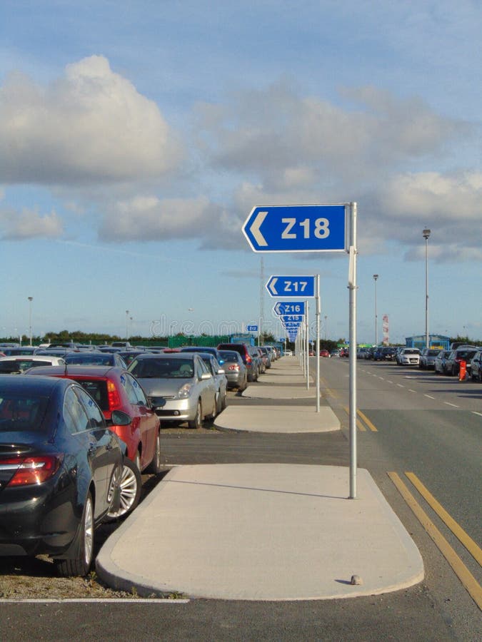 Carpark azul em Dublin Airport