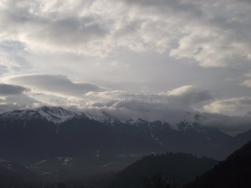 Carpathian berg i Rumänien, i vinter royaltyfri foto Carpathian berg i Rumänien, i vinter royaltyfri foto