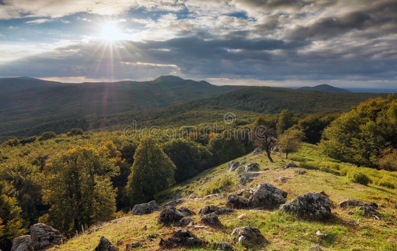 Karpatská zelená hora se sluncem