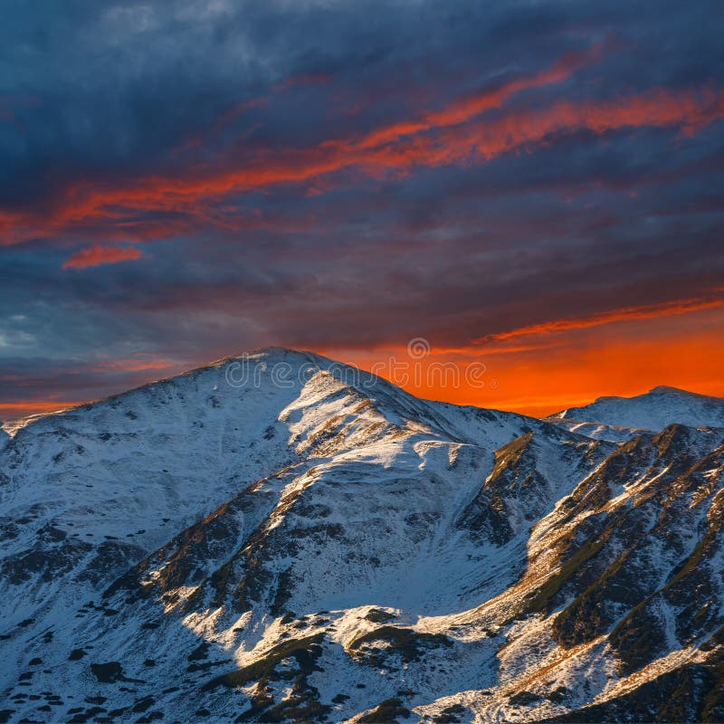 carpathian ukraine för liggandebergsolnedgång vinter arkivfoto carpathian ukraine för liggandebergsolnedgång vinter arkivfoto