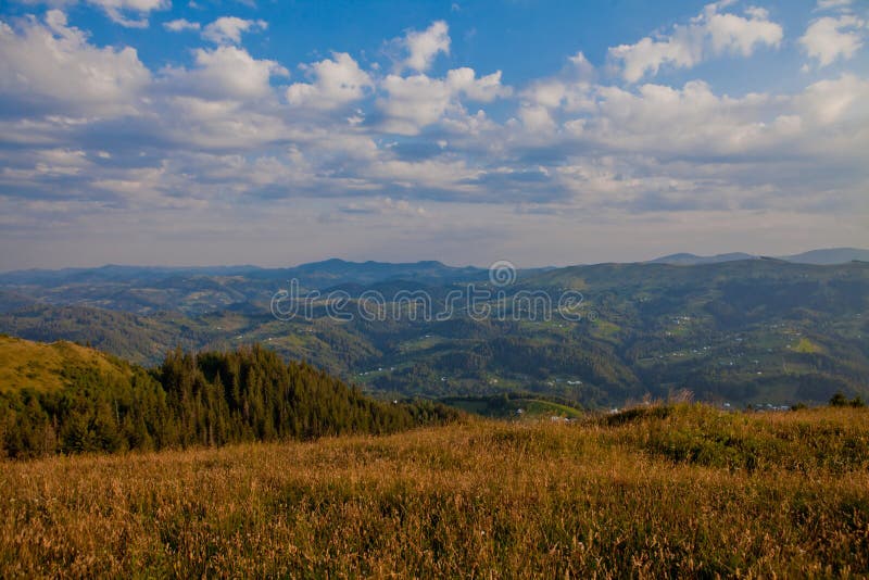 Carpathians berglandskap i trevlig dag royaltyfri bild Carpathians berglandskap i trevlig dag royaltyfri bild
