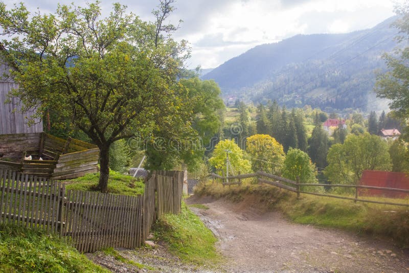 carpathians ukrainsk by gata royaltyfri foto carpathians ukrainsk by gata royaltyfri foto