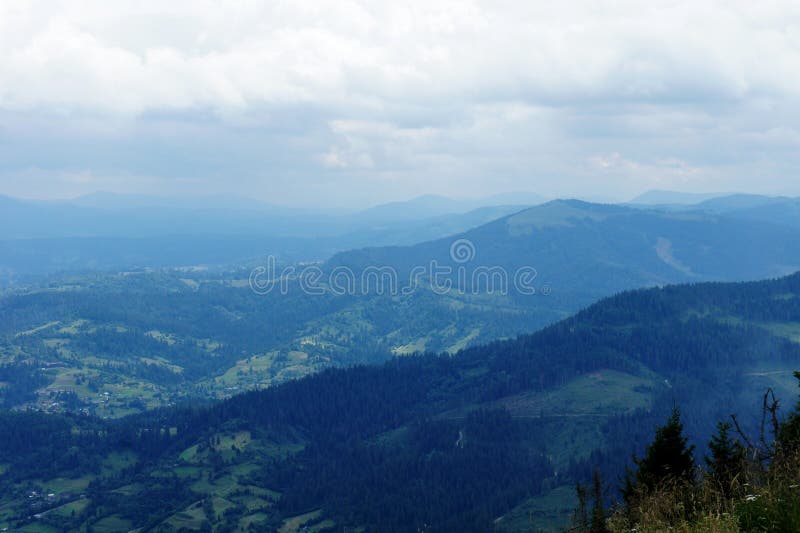 Carpathiens, Ukraine les montagnes bleues aménagent en parc dans la distance paysage de montagne de photographie image libre de droits Carpathiens, Ukraine les montagnes bleues aménagent en parc dans la distance paysage de montagne de photographie image libre de droits