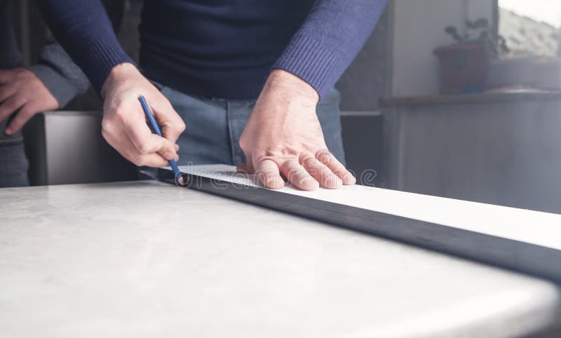 Carpentiere che crea segni di dettaglio con una matita fotografie stock libere da diritti Carpentiere che crea segni di dettaglio con una matita fotografie stock libere da diritti