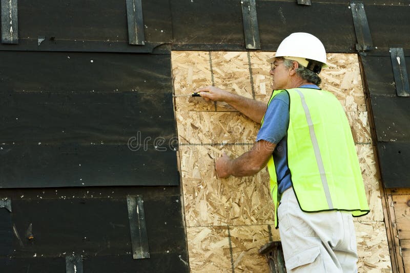 Carpentiere lavorante fotografia stock libera da diritti Carpentiere lavorante fotografia stock libera da diritti
