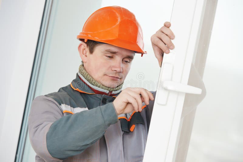 Carpentiere maschio all'installazione della serratura immagini stock libere da diritti